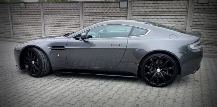 Aston Martin V8 Vantage 2004-2011 Sidokjolar / Sidoextensions Maxton Design i gruppen Bilmodeller / Aston Martin / Vantage 2005-2018 hos DDESIGN AB (AM-V8-VA-1-SD1G)