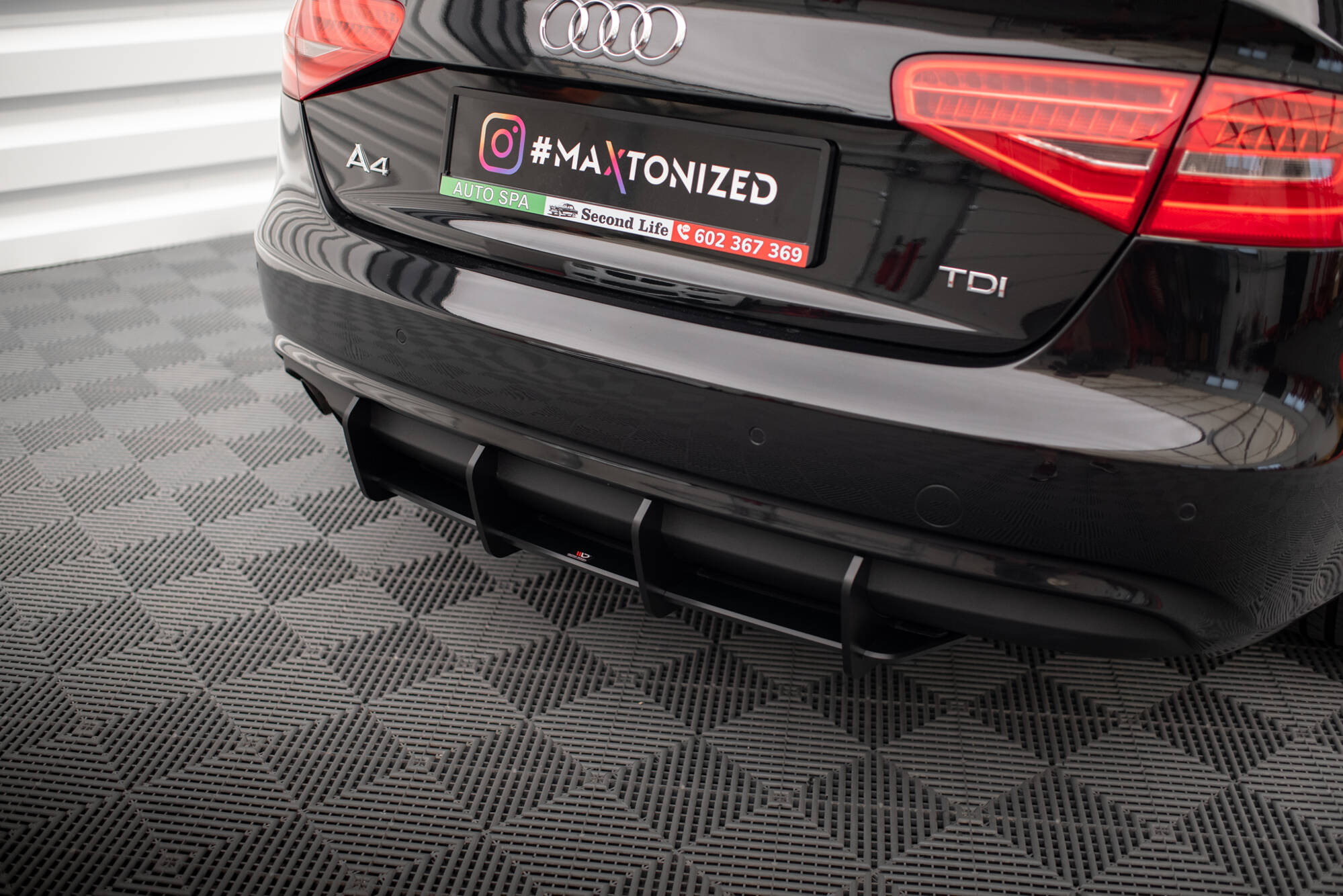 Audi A4 B8 Facelift 2011-2015 Street Pro Bakre Diffuser Svart/Röd Maxton Design