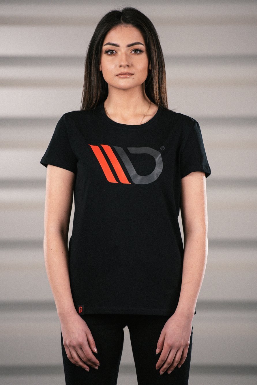 Svart T-shirt med Röd Logga Dam (XS) Maxton Design i gruppen Välj bilmodell hos DDESIGN Scandinavia AB (MA-TSHRT-BLK-WMNS-XS)