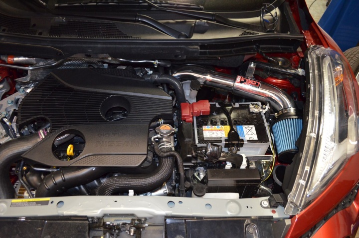 SP1903WR-2307 Nissan Juke 1.6L 4 cyl Turbo 2016 Wrinkle Röd Short Ram Luftfilterkit Injen