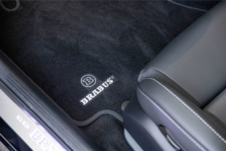 BRABUS Porsche Taycan Turbo S Mattsats 4 st Gigant svart med silver sömmar i gruppen Välj bilmodell hos DDESIGN Scandinavia AB (9TY-871-00N)