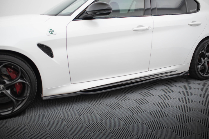 Alfa Romeo Giulia Quadrifoglio 2016+ Sidoextensions V.1 Maxton Design i gruppen Välj bilmodell / Alfa Romeo / Giulia (952) 2016+ / Styling hos DDESIGN Scandinavia AB (AL-GI-1-QV-SD1G)