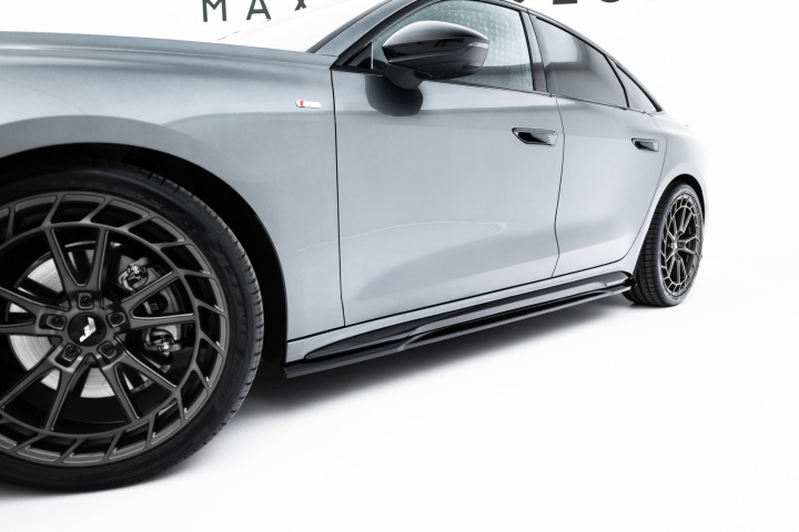 Audi A5 S-Line Sedan / Avant B10 2024+ Sidoextensions Maxton Design i gruppen Välj bilmodell / Audi / A5 - S5 - RS5 (B10) 2024+ hos DDESIGN Scandinavia AB (AU-A5-3-SLINE-SD1G)