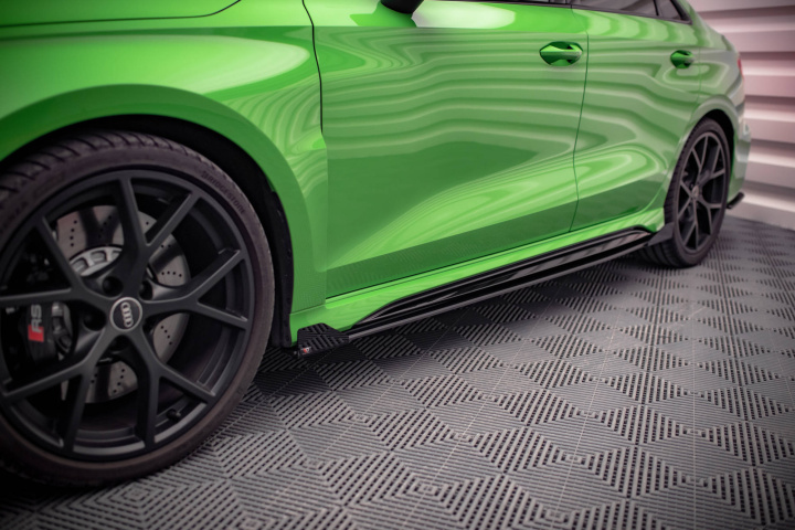 Audi RS3 Sedan 8Y 2020-2024 Street Pro Sidoextensions + Flaps Svart/Röd + Blanka Flaps Maxton Design i gruppen Välj bilmodell / Audi / A3 - S3 - RS3 (8Y) 2020+ / Styling hos DDESIGN Scandinavia AB (AURS38YSCNC-SD1BRB-SF1G)