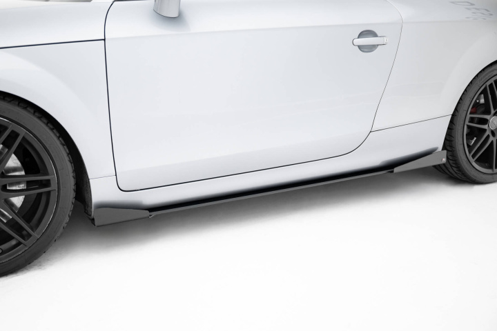 Audi TT S / TT S-Line 8J Facelift 2006-2013 Street Pro Sidoextensions + Flaps Svart/Röd + Blanka Flaps Maxton Design i gruppen Välj bilmodell / Audi / TT (8J) 2006-2014 & TT (8S) 2014+ / Styling hos DDESIGN Scandinavia AB (AUTT2SLINECNC-SD1BRB-SF1G)