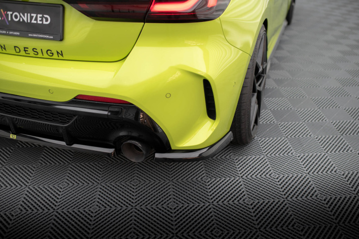 BMW 1-Serie F40 M-Pack / M135i 2019+ Bakre Sidoextensions V.11 Maxton Design i gruppen Välj bilmodell / BMW / 1-serie (F40) 2019+ / Styling / Bakre Sidoextensions hos DDESIGN Scandinavia AB (BM-1-40-M-RSD7G)