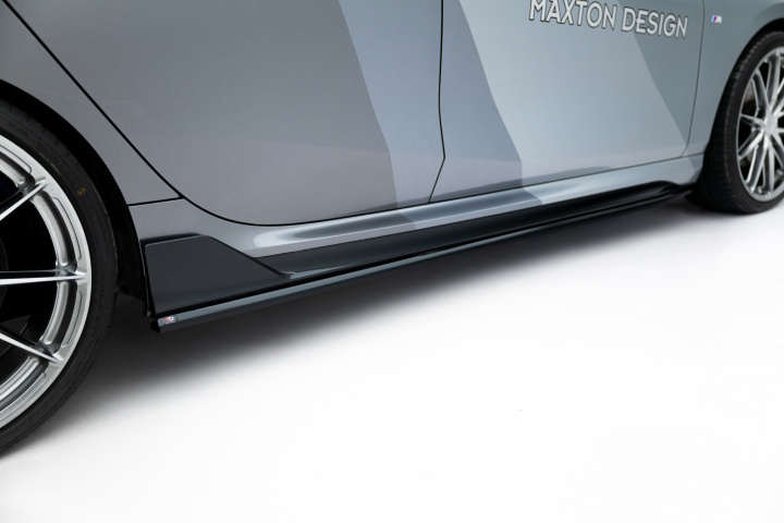 BMW M135i M Performance F70 2024- Sidoextensions V.1 Maxton Design i gruppen Välj bilmodell / BMW / 1-serie (F70) 2024+ hos DDESIGN Scandinavia AB (BM-1-70-M-MPFC-SD1G)
