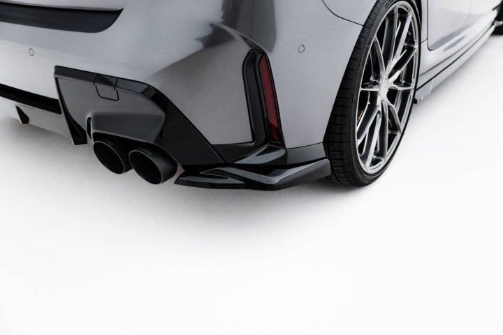 BMW M135i F70 2024+ Bakre Sidoextensions V.5 Maxton Design i gruppen Välj bilmodell / BMW / 1-serie (F70) 2024+ hos DDESIGN Scandinavia AB (BM-1-70-M-RSD5G)