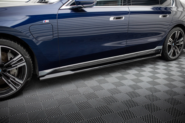 BMW 750e M-Sport G70 2022+ Sidoextensions V.1 Maxton Design i gruppen Välj bilmodell / BMW / 7-Serie (G70) 22+ hos DDESIGN Scandinavia AB (BM-7-G70-750E-MPACK-SD1G)