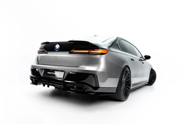 BMW 760e G70 2022+ Bakre Splitter (Med Splitters) V.2 Maxton Design i gruppen Välj bilmodell / BMW / 7-Serie (G70) 22+ hos DDESIGN Scandinavia AB (BM-7-G70-M760E-RD2G-RD3G)
