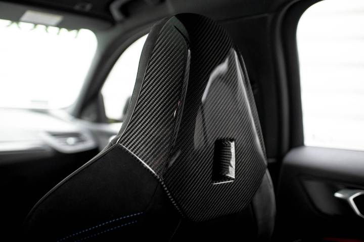 BMW 1 F40 M135i 2019-2024 Kolfiber Inlägg Nackstöd Maxton Design i gruppen Välj bilmodell / BMW / 1-serie (F40) 2019+ / Styling hos DDESIGN Scandinavia AB (CF-BM-1-40-M-SC1-245-P)