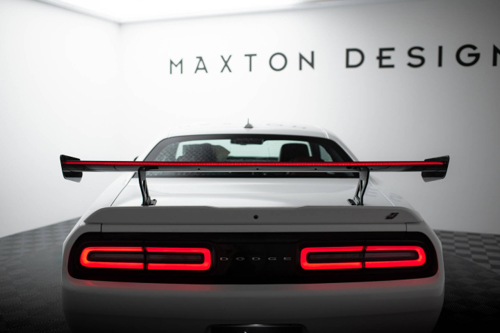 Dodge Challenger Mk3 2014-2023 Kolfibervinge + LED Maxton Design i gruppen Välj bilmodell / Dodge / Challenger 08+ / Styling hos DDESIGN Scandinavia AB (CF-DO-CHL3INTWING5245PLED)