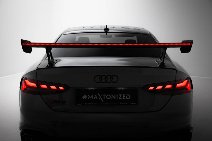 Audi A5 / A5 S-Line / S5 / RS5 Coupe F5 / F5 Facelift 2017-2019 Kolfibervinge V.2 med Bred Infästning och LED-Ljus Maxton Design i gruppen Välj bilmodell / Audi / A5 - S5 - RS5 (F5) 2016+ / Styling hos DDESIGN Scandinavia AB (CFAUS52FCWING5EXT245PLED2)
