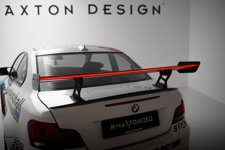 BMW 1 M E82 2007-2013 Kolfibervinge V.2 med Smal Infästning och LED-Ljus Maxton Design i gruppen Välj bilmodell / BMW / 1-serie (E82-E88) 04-13 / Styling hos DDESIGN Scandinavia AB (CFBM182MWING5INT245P2LED)