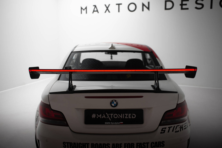 BMW 1 M E82 2007-2013 Kolfibervinge med Swan Neck-Infästning och LED-Ljus Maxton Design i gruppen Välj bilmodell / BMW / 1-serie (E82-E88) 04-13 / Styling hos DDESIGN Scandinavia AB (CFBM182MWING5UPP245PLED)