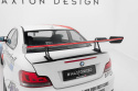 BMW 1 M E82 2007-2013 Kolfibervinge med Swan Neck-Infästning och LED-Ljus Maxton Design