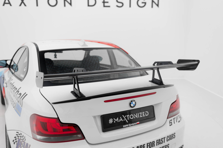 BMW 1 M E82 2007-2013 Kolfibervinge med Swan Neck-Infästning Maxton Design i gruppen Välj bilmodell / BMW / 1-serie (E82-E88) 04-13 / Styling hos DDESIGN Scandinavia AB (CFBM182MWING5UPP245P)