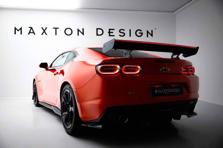 Chevrolet Camaro SS Mk6 Facelift 2018-2023 Kolfibervinge med Smal Infästning och LED-Ljus Maxton Design i gruppen Välj bilmodell / Chevrolet / Camaro Gen.6 15+ / Styling hos DDESIGN Scandinavia AB (CFCHCA6FSSWING5INT245PLED)