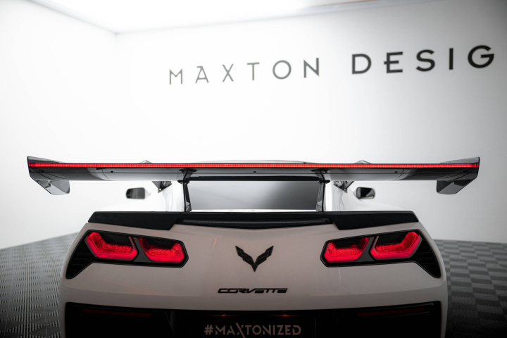 Chevrolet Corvette Stingray / Grand Sport C7 2013-2019 Kolfibervinge med Swan Neck-Infästning och LED-Ljus Maxton Design i gruppen Välj bilmodell / Chevrolet / Corvette C7 / Styling hos DDESIGN Scandinavia AB (CFCHCOC7WING4UPP245PLED)