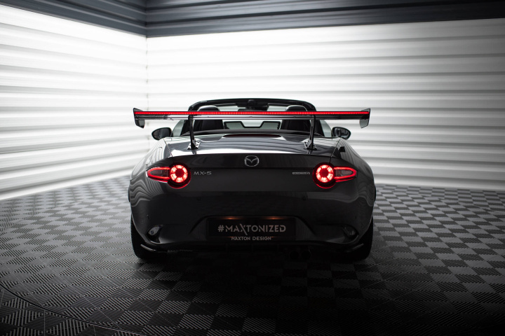 Mazda MX-5 ND (Mk4) 2014+ Kolfibervinge (JDM-Style) med LED-Ljus Maxton Design i gruppen Välj bilmodell / Mazda / MX-5 (ND) 15+ / Styling hos DDESIGN Scandinavia AB (CFMAMX54WING5JDM245PLED)