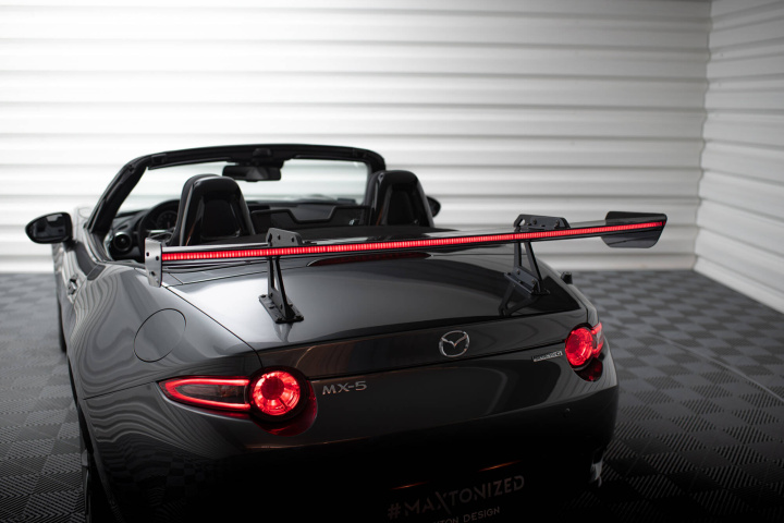 Mazda MX-5 ND (Mk4) 2014+ Kolfibervinge med Swan Neck-Infästning och LED-Ljus Maxton Design i gruppen Välj bilmodell / Mazda / MX-5 (ND) 15+ / Styling hos DDESIGN Scandinavia AB (CFMAMX54WING5UPP245PLED)