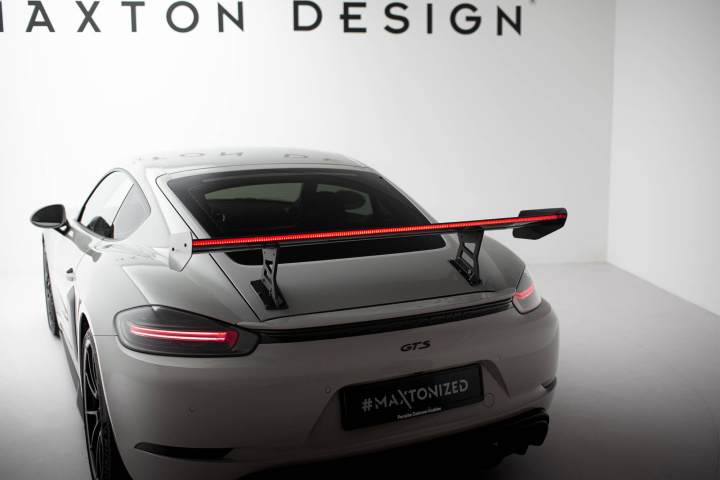 Porsche 718 Cayman 2016+ Kolfibervinge V.1 med Smal Infästning och LED-Ljus Maxton Design i gruppen Välj bilmodell / Porsche / 718 Cayman & Boxster 16+ hos DDESIGN Scandinavia AB (CFPOCA718GTSWING5INT2ED1)