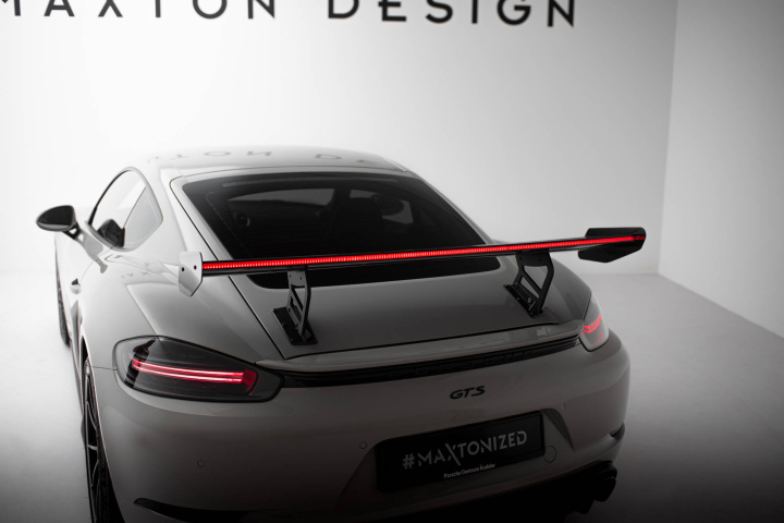 Porsche 718 Cayman 2016+ Kolfibervinge V.2 med Smal Infästning och LED-Ljus Maxton Design i gruppen Välj bilmodell / Porsche / 718 Cayman & Boxster 16+ hos DDESIGN Scandinavia AB (CFPOCA718GTSWING5INT2ED2)