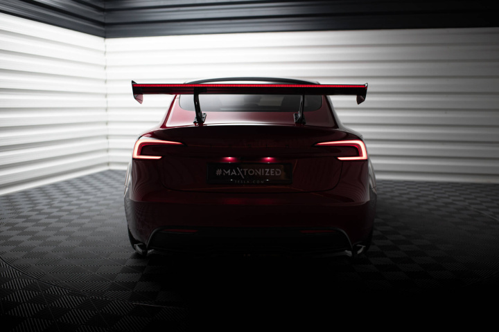 Tesla Model 3 2017-2023 Kolfibervinge med LED-Ljus Maxton Design i gruppen Välj bilmodell / Tesla Motors / Tesla Model 3 2017+ / Styling hos DDESIGN Scandinavia AB (CFTEMODEL31245PLED)