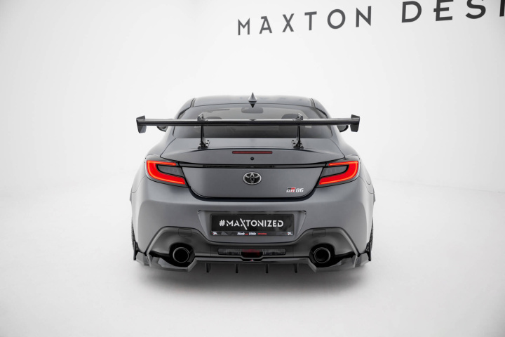 Toyota GR86 / Subaru BRZ Mk2 2021+ Kolfibervinge med Swan Neck-Infästning Maxton Design i gruppen Välj bilmodell / Toyota / GR 86 21+ hos DDESIGN Scandinavia AB (CFTOGR861WING5UPP245P)