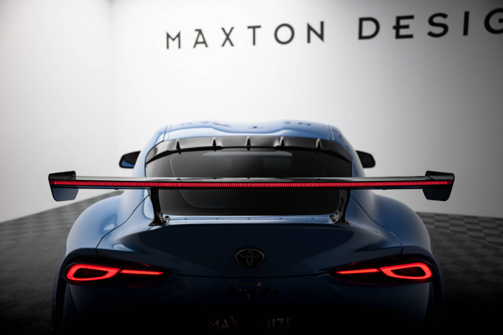 Toyota Supra Mk5 2019+ Kolfibervinge med Bred Infästning och LED-Ljus Maxton Design i gruppen Välj bilmodell / Toyota / GR Supra MK5 2019+ / Styling hos DDESIGN Scandinavia AB (CFTOSU5WING5EXT245PLED)
