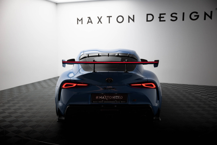 Toyota Supra Mk5 2019+ Kolfibervinge med Swan Neck-Infästning och LED-Ljus Maxton Design i gruppen Välj bilmodell / Toyota / GR Supra MK5 2019+ / Styling hos DDESIGN Scandinavia AB (CFTOSU5WING5UPP245PLED)
