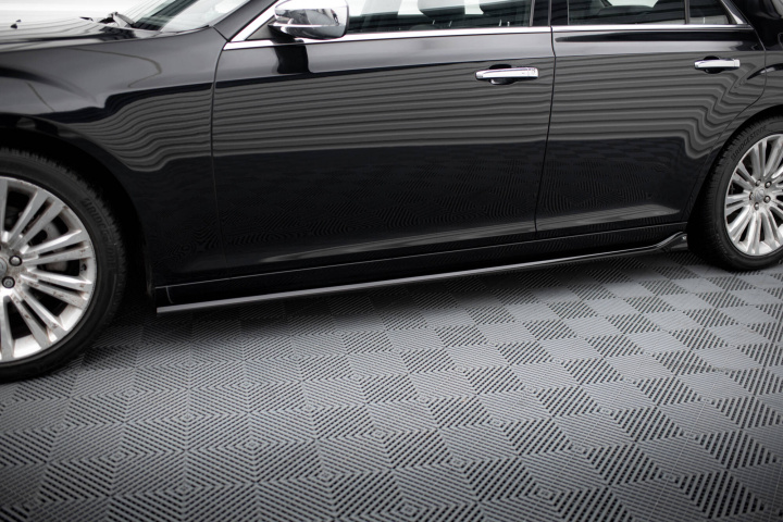 Chrysler 300C Mk2 2011-2014 Sidoextensions V.1 Maxton Design i gruppen Välj bilmodell / Chrysler / 300C 05- / Styling hos DDESIGN Scandinavia AB (CHR-300C-2-SD1G)