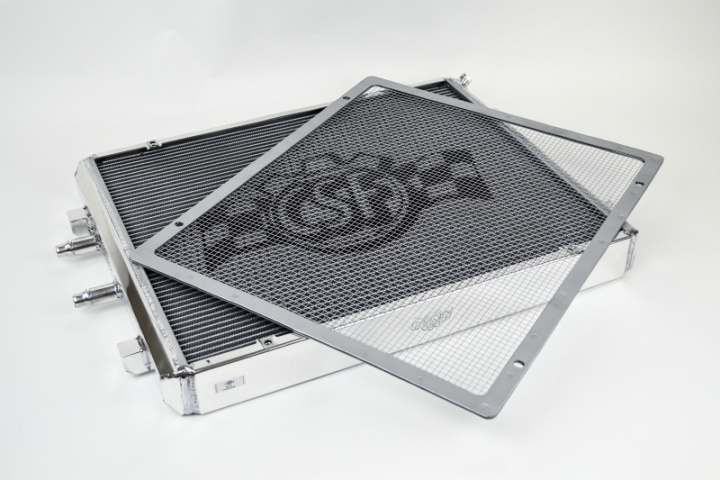 CSF8075 BMW F8X M3 / M4 Frontmonterad Värmeväxlare med Stenskottsskydd CSF Radiators