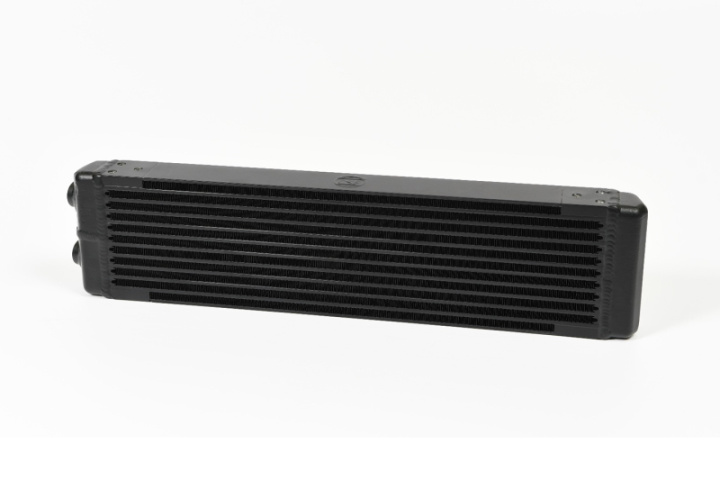 CSF8110 Universal Dual-Pass Oljekylare M22x1.5-anslutningar 600x146x55 CSF Radiators