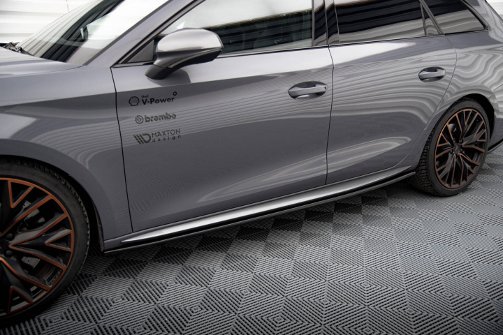 Cupra Leon Aero Mk1 2020+ Sidoextensions V.1 Maxton Design i gruppen Välj bilmodell / Cupra / Leon 2020+ hos DDESIGN Scandinavia AB (CU-LE-1-AERO-SD1G)