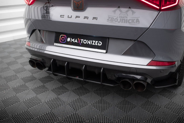Cupra Formentor Mk1 2020-2024 Street Pro Bakre Diffuser Röd Maxton Design i gruppen Välj bilmodell / Cupra / Formentor 2020+ hos DDESIGN Scandinavia AB (CUFO1CNC-RS1BRB)