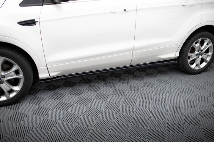 Ford Kuga ST-Line Mk2 2013-2016 Sidoextensions V.1 Maxton Design i gruppen Välj bilmodell / Ford / Escape - Kuga Mk3 2012-2019 hos DDESIGN Scandinavia AB (FO-KU-2-STLINE-SD1G)