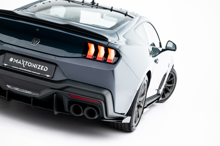 Ford Mustang Dark Horse Mk7 2023- Street Pro Bakre Sidoextensions + Flaps Maxton Design i gruppen Välj bilmodell / Ford / Mustang 24+ hos DDESIGN Scandinavia AB (FOMU7DHCNC-RSD1BRB-RSF1G)