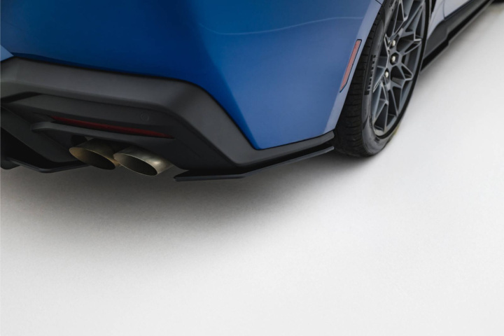 Ford Mustang GT Mk7 2023- Street Pro Bakre Sidoextensions Svart/Röd Maxton Design i gruppen Välj bilmodell / Ford / Mustang 24+ hos DDESIGN Scandinavia AB (FOMU7GTCNC-RSD1BRB)
