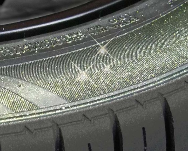 Däckspray gyllene metallic i gruppen Välj bilmodell hos DDESIGN Scandinavia AB (FT2701)
