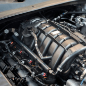 G50-03-1015 Chrysler Hemi 5.7 / 6.1 / 6.2 / 6.4 2005-2018 Fuel Fuel Rail Svart Grams Performance (6)