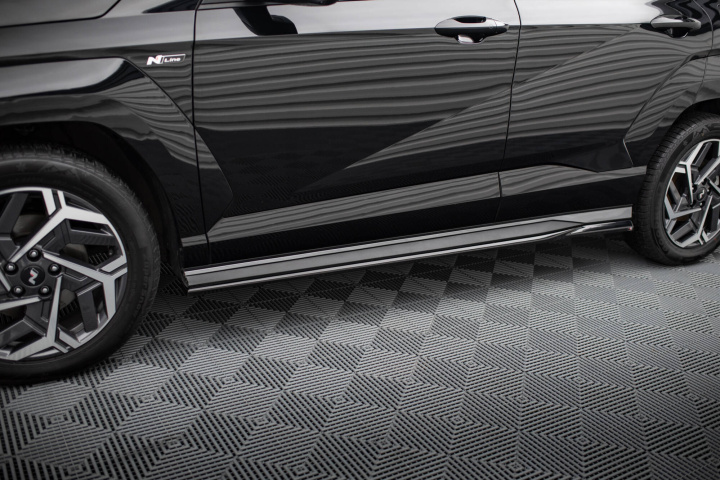 Hyundai Kona N-Line Mk2 2022+ Sidoextensions V.1 Maxton Design i gruppen Välj bilmodell / Hyundai / Kona Mk2 2023+ hos DDESIGN Scandinavia AB (HY-KO-2-NLINE-SD1G)