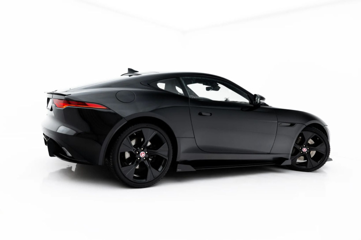 Jaguar F-Type X152 Facelift 2 2020-2024 Street Pro Sidoextensions + Flaps Svart/Röd + Blanka Flaps Maxton Design i gruppen Välj bilmodell / Jaguar / F-Type (X152) 2014+ / Styling hos DDESIGN Scandinavia AB (JAFTYPE1F2CNC-SD1BRB-SF1G)