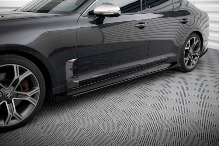 Kia Stinger GT / GT-Line / Standard Mk1 Street Pro Sidoextensions + Flaps Svart/Röd + Blanka Flaps Maxton Design i gruppen Välj bilmodell / KIA / Stinger / Styling hos DDESIGN Scandinavia AB (KIST1GTLINECNC-SD1BRBSF1G)