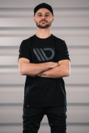 Svart T-shirt med Grå Logga Herr (M) Maxton Design