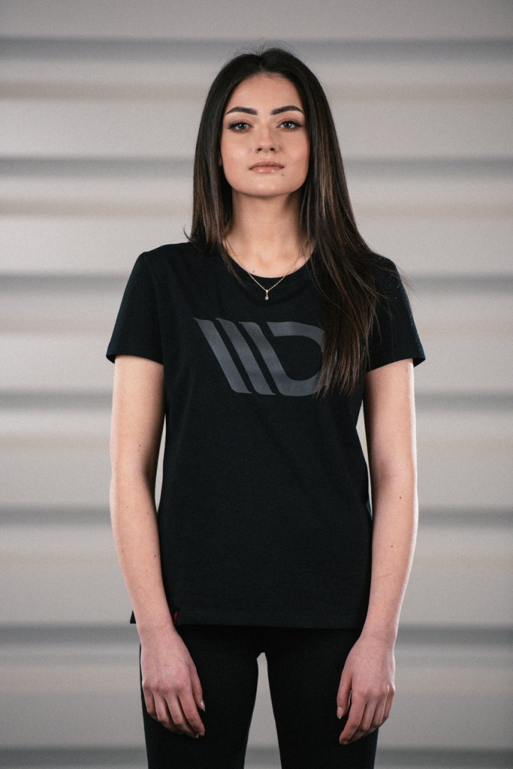 Svart T-shirt med Grå Logga Dam (XS) Maxton Design i gruppen Välj bilmodell hos DDESIGN Scandinavia AB (MA-TSHRT-BLK-WMNS-2-XS)