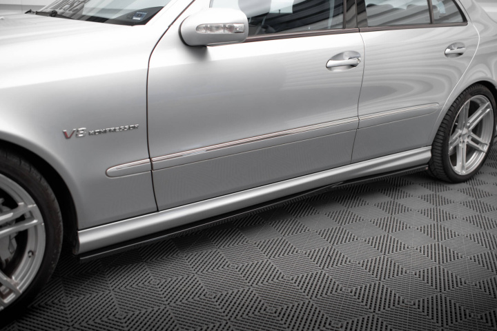 Mercedes-Benz E55 AMG W211 2003-2006 Sidoextensions V.2 Maxton Design i gruppen Välj bilmodell / Mercedes Benz / E-Class 02-09 (W211) / Styling hos DDESIGN Scandinavia AB (ME-E-211-AMG-SD2G)
