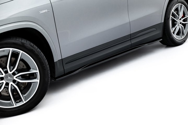 Mercedes-AMG GLA 35 H247 Facelift 2023- Sidoextensions Maxton Design i gruppen Välj bilmodell / Mercedes Benz / GLA-Class 2023+ (H247) hos DDESIGN Scandinavia AB (ME-GLA-H247F-35-SD1G)
