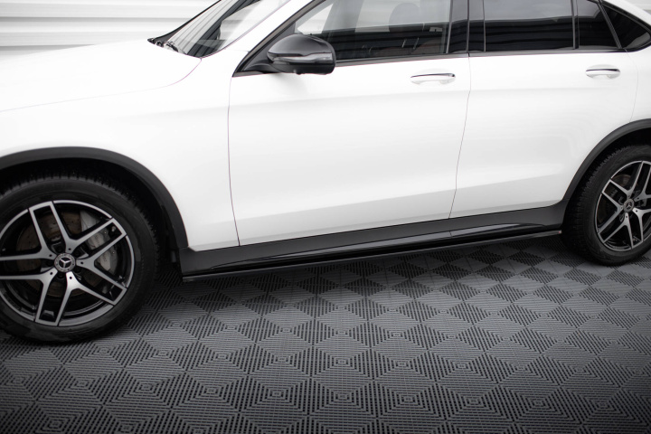Mercedes GLC Coupe AMG-Line C253 2016-2022 Sidoextensions V.3 Maxton Design i gruppen Välj bilmodell / Mercedes Benz / GLC-Class 16+ (X253) hos DDESIGN Scandinavia AB (ME-GLC-C253F-AMGLINE-SD3G)