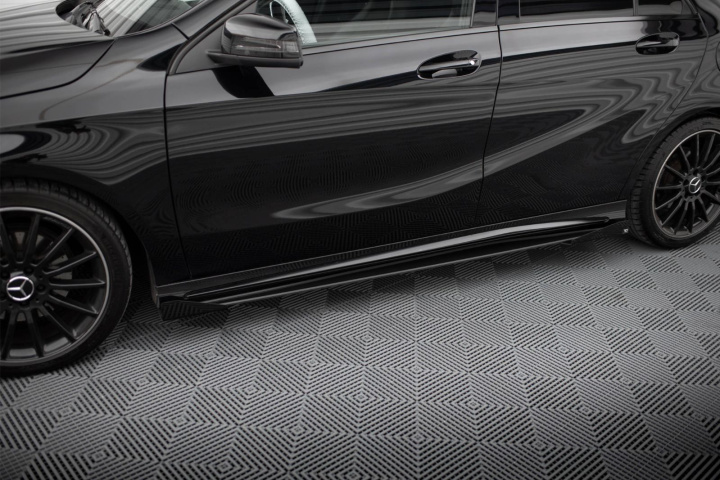 Mercedes-Benz A AMG-Line W176 Facelift 2015-2018 Street Pro Sidoextensions + Flaps Svart/Röd + Blanka Flaps Maxton Design i gruppen Välj bilmodell / Mercedes Benz / A-Klass 12-18 (W176) / Styling hos DDESIGN Scandinavia AB (MEA176FAMGLINECNCSD1BRBSF)